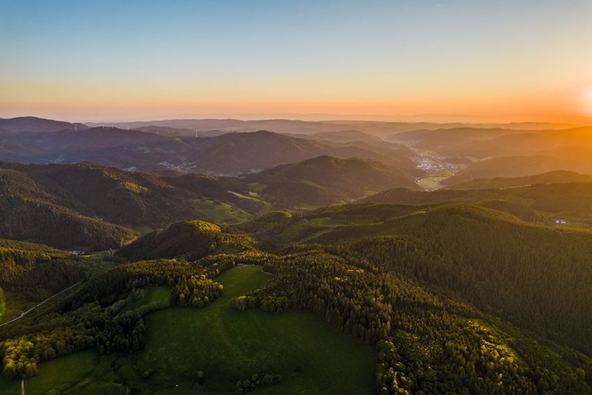 Schöne Aussicht mit Sonnenuntergang im Schwarzwald