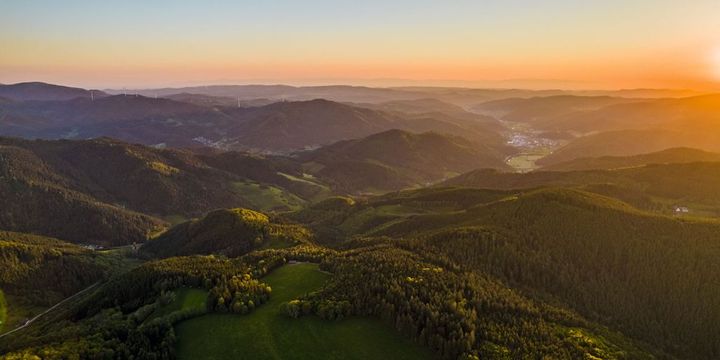 Schöne Aussicht mit Sonnenuntergang im Schwarzwald