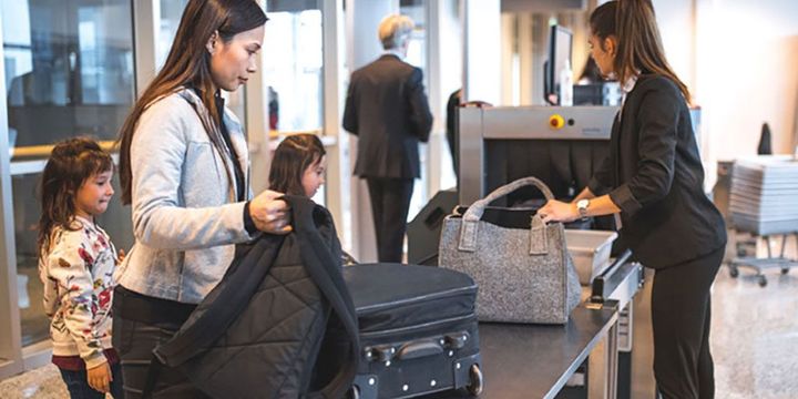 Mit etwas Vorbereitung und Wissen um die wichtigsten Regeln an der Flughafen-Security lassen sich lange Wartezeiten vermeiden. 