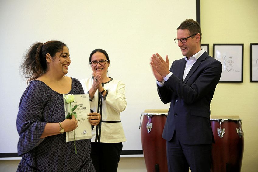 Ruby Kaur freut sich über ihr Zertifikat zusammen mit Dr. Cristina Ricca und OB Manuel Just. 