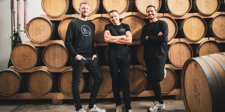 Marcel Eßlinger (li.), Rouven Richter (Mitte) und Raphael Heiche (re.) gründeten 2017 ihre Destillerie "Heimat Distillers". 