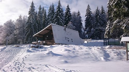 Verschneite Berghütte inmitten einer herrlichen Winterlandschaft