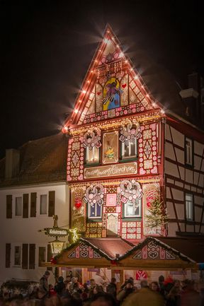 Beleuchtetes Haus auf dem Weihnachtsmarkt Bad Wimpfen