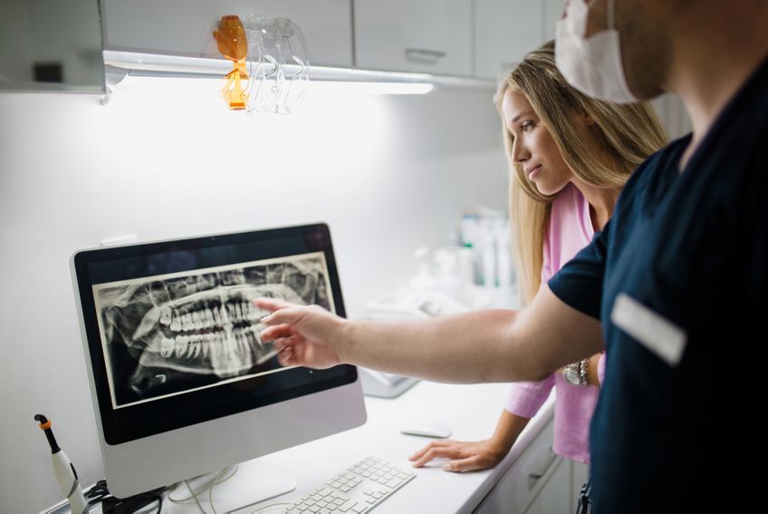 Röntgenbild-Besprechung in Zahnarztpraxis