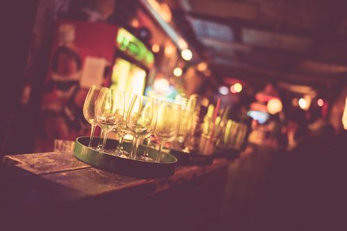 Gläser in einer Bar