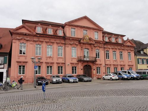 Der ehemalige Königshof in Offenburg mit seiner rosa Fassade
