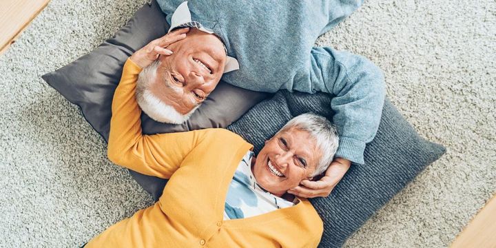 Glückliches Seniorenpaar zuhause liegend