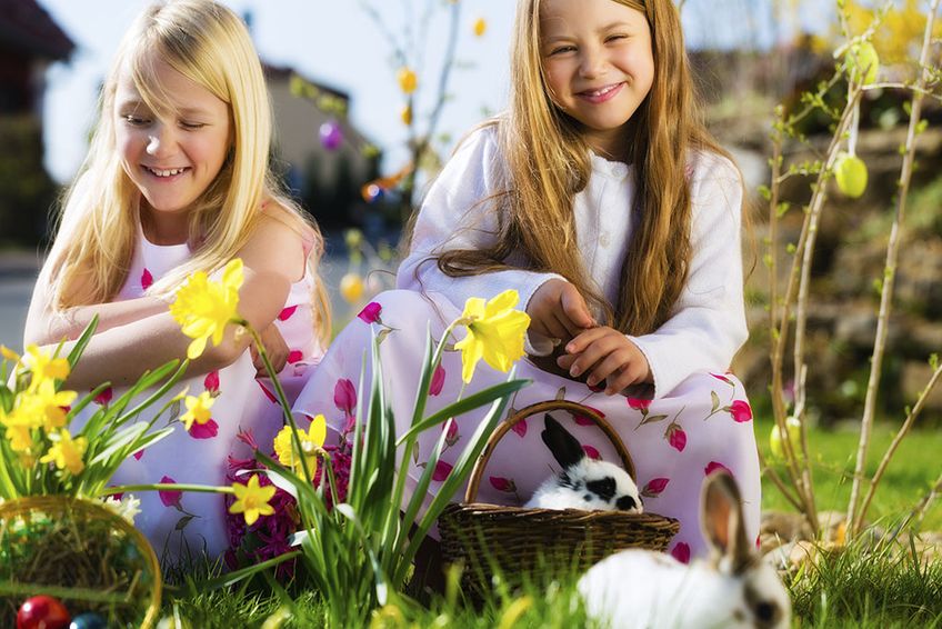 Kindern macht die Suche nach den Ostereiern Spaß