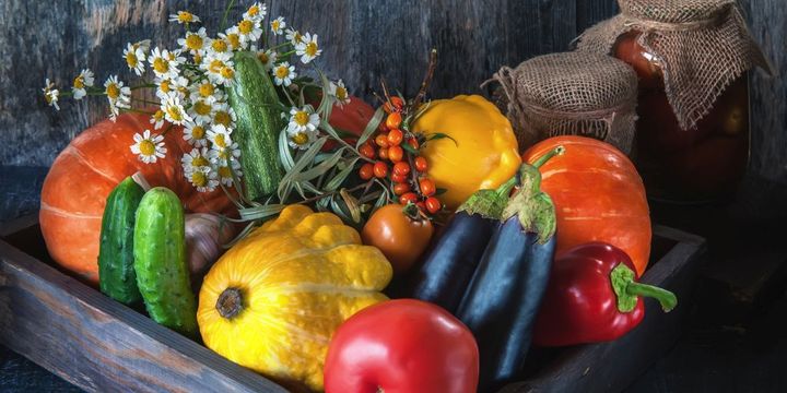 Gemüse und Obst im Herbst in einer Kiste
