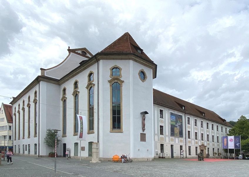 Die Außenansicht des Kulturzentrums Prediger in Schwäbisch Gmünd mit dem "Museum und Galerie im Prediger".