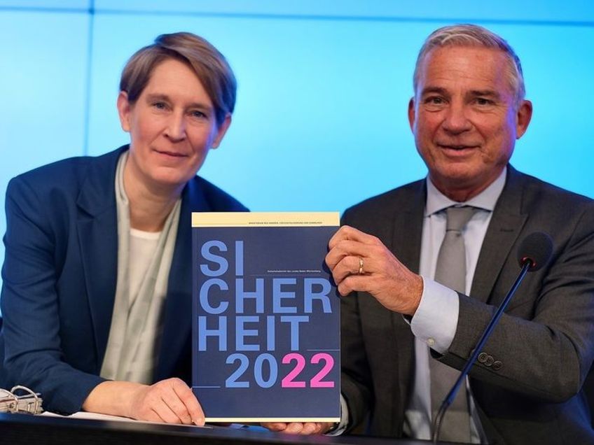 Landespolizeipräsidentin Dr. Stefanie Hinz (links) und Innenminister Thomas Strobl (rechts) stellen den Sicherheitsbericht 2022 vor.