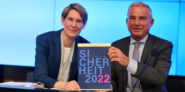 Landespolizeipräsidentin Dr. Stefanie Hinz (links) und Innenminister Thomas Strobl (rechts) stellen den Sicherheitsbericht 2022 vor.