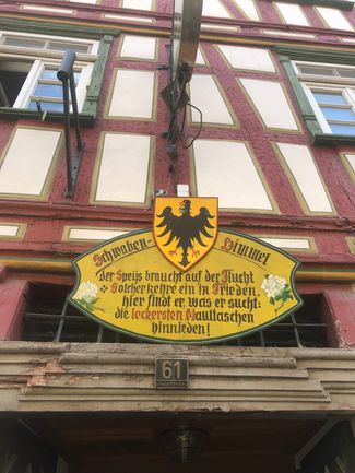 Manch ein Maultaschen-Fan wähnt sich in der Wimpfener Altstadt wirklich im Schwaben-Himmel.
