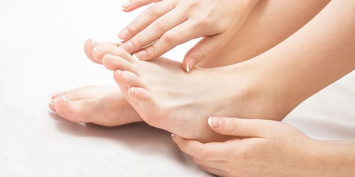 Hand und Fuß symbolisieren Fußpflege