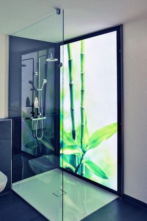 Duschkabine mit Glaswänden