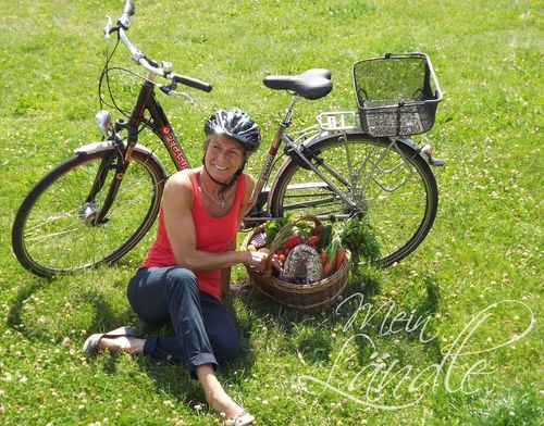 Radfahrererin macht ein Picknick bei der Hofladen-Tour durch Baden