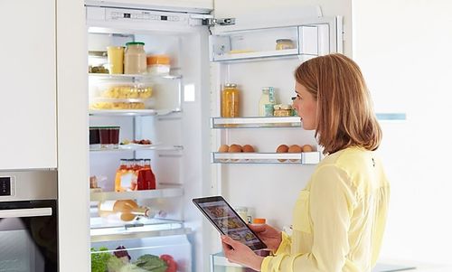 Ein smarter Kühlschrank hat seinen eigenen Stromverbrauch im Blick
