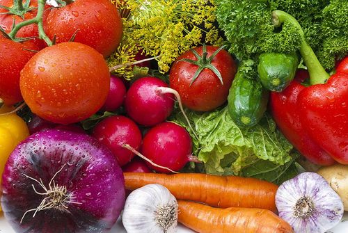 In heimischem Gemüse steckt oftmals mehr an Vitaminen und Mineralstoffen; dazu ist es deutlich günstiger als das Superfood.