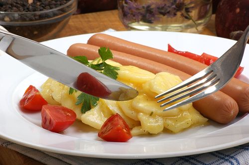 An Heiligabend ist Kartoffelsalat mit Bockwurst oder Veggie-Wurst ist ein absoluter Klassiker