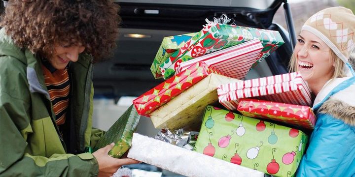 Frauen wollen im Schnitt weniger als Männer für Weihnachtsgeschenke ausgeben.