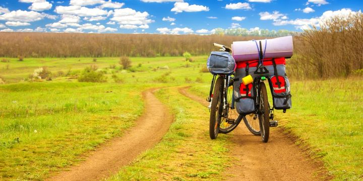 Zwei Fahrräder mit Reisegepäck