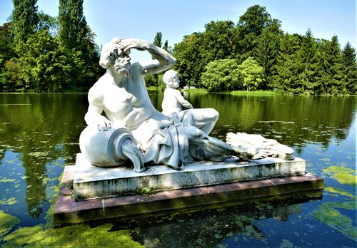  Neptun residiert auf dem großen Weiher im Schlossgarten.