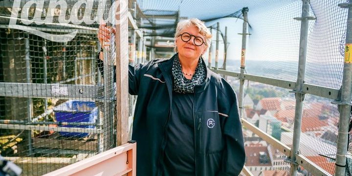 Schwindelfrei ist sie, zum Glück: Dr. Heidi Vormann auf dem Gerüst in 70 Meter Höhe am Hauptturm des Ulmer Münsters
