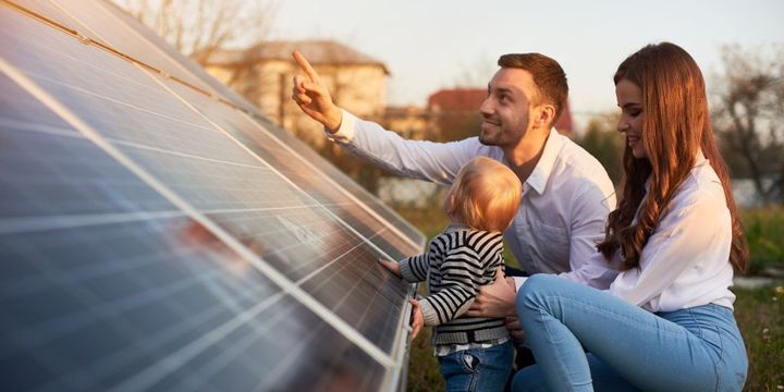 Junge Familie mit Solarkollektoren