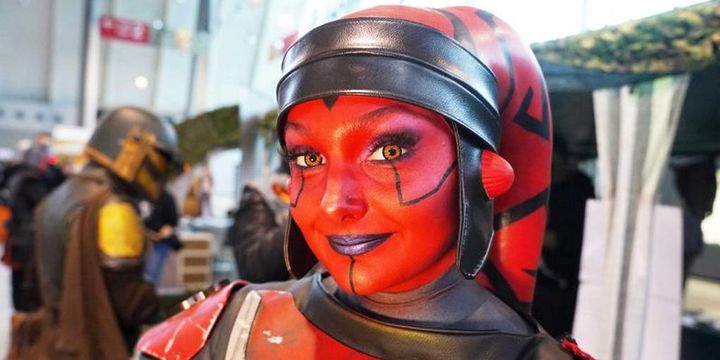 "Comic Con" Stuttgart 2023: Eine Cosplayerin steht in ihrem Kostüm auf der Comicmesse .