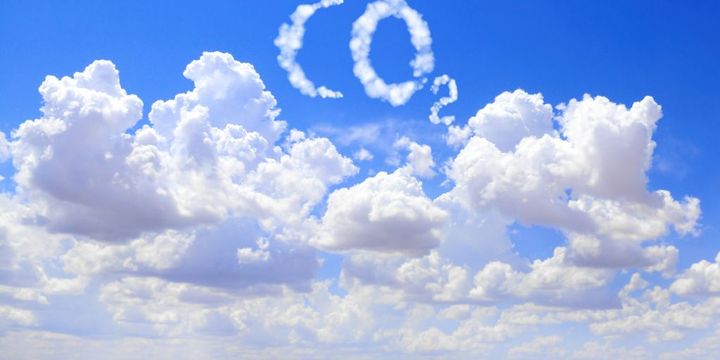 CO2 Symbolbild mit Wolken