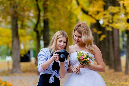 Die Hochzeitsfotografin zeigt der Braut die Fotos