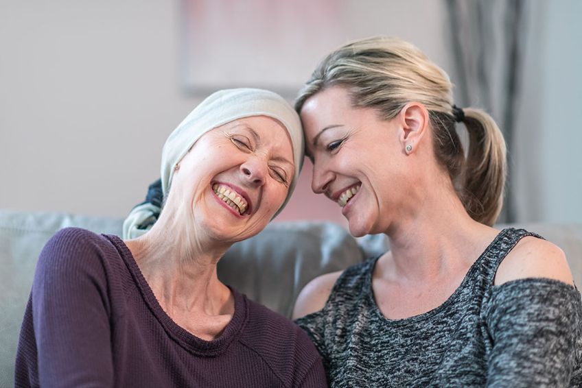 Frau mit Krebs kann mit ihrer Tochter zusammen wieder lachen