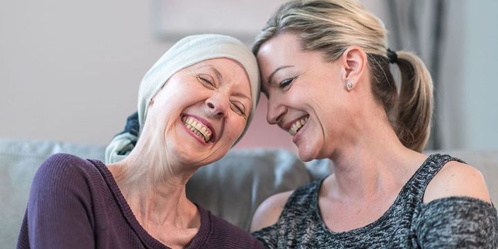 Frau mit Krebs kann mit ihrer Tochter zusammen wieder lachen