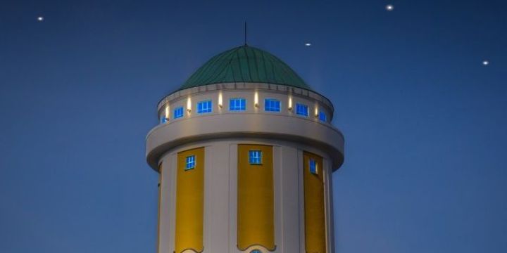 Ein gewohntes Bild: Der Wasserturm in Hockenheim erstrahlt bei Dunkelheit im Licht. Am 26. März ist er wegen der „WWF Earth Hour“ in Dunkelheit gehüllt.