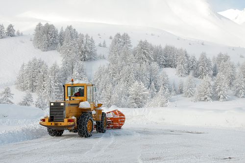 Bei Wintereinbruch in den Alpen muss sich der Autofahrer tagesaktuell über die Schneesituation informieren. Viele Pässe werden gesperrt.