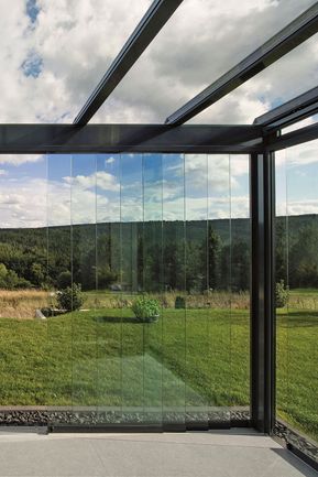 Glaspavillon mit transparenter Wand