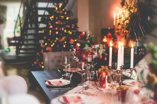 Weihnachtlich gedecker Tisch mit Kerzen und Weihnachtsbaum