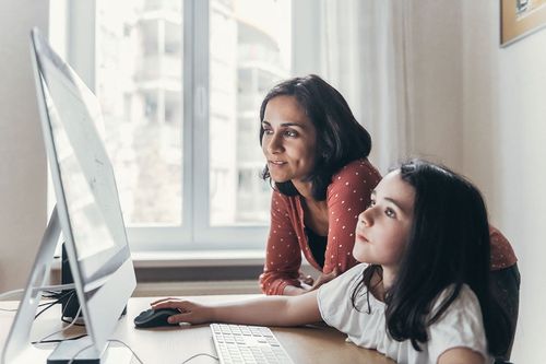 Mutter und Kind am Computer