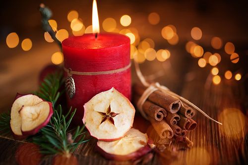 Eine Kerze und Apfelscheiben als Weihnachtsdeko