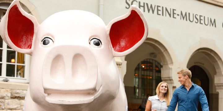 Vor dem Schweinemuseum in Stuttgart