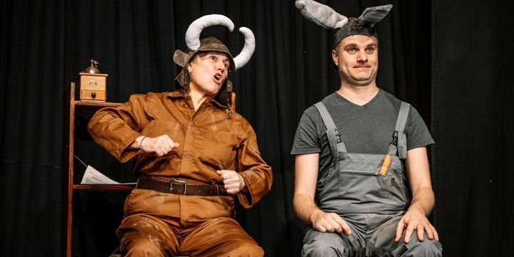 zwei Schauspieler als Ochse und Esel verkleidet