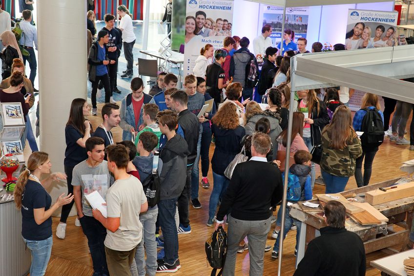 Über 1.000 meist junge Besucher haben sich beim Hockenheimer Ausbildungstag über Lehrplätze informiert.