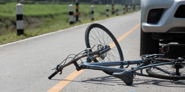 Unfallstelle mit Fahrrad und Auto