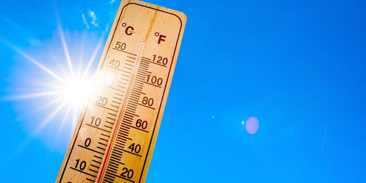 Sommerhitze anhand eines Thermometers mit Sonne dargestellt