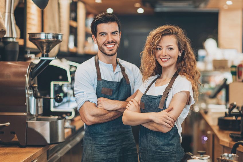 Mitarbeiter im Coffee-Shop - Mann und Frau