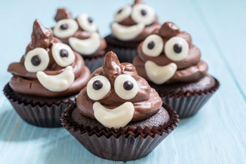 Cupcackes mit Schokolade in Form des Poop-Emoji