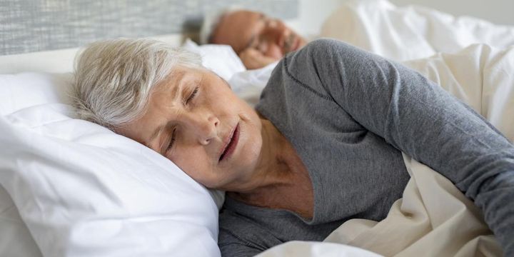 Schlafendes Seniorenpaar