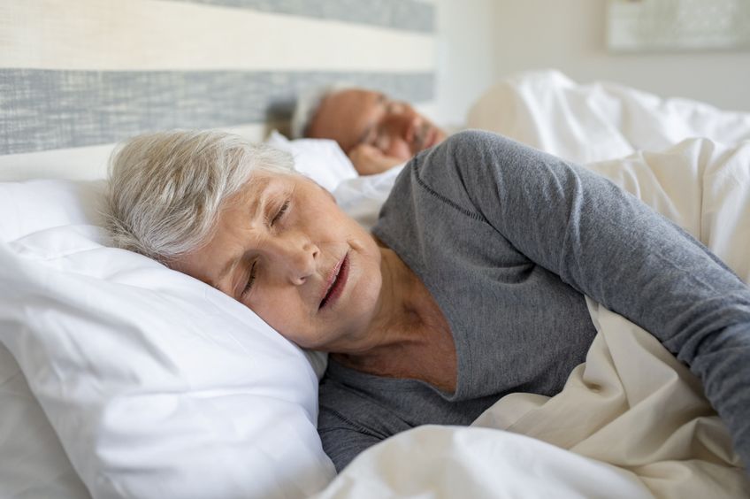 Schlafendes Seniorenpaar