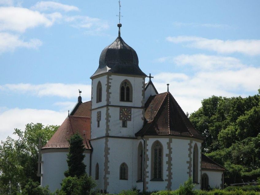 Außenansicht der Pfarrkirche in Stuppach mit Seitenkapelle.