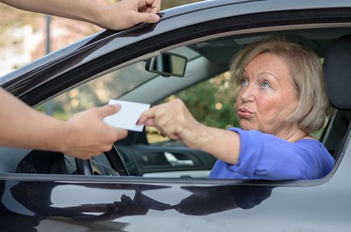 Frau wird im Auto kontrolliert und muss Führerschein zeigen